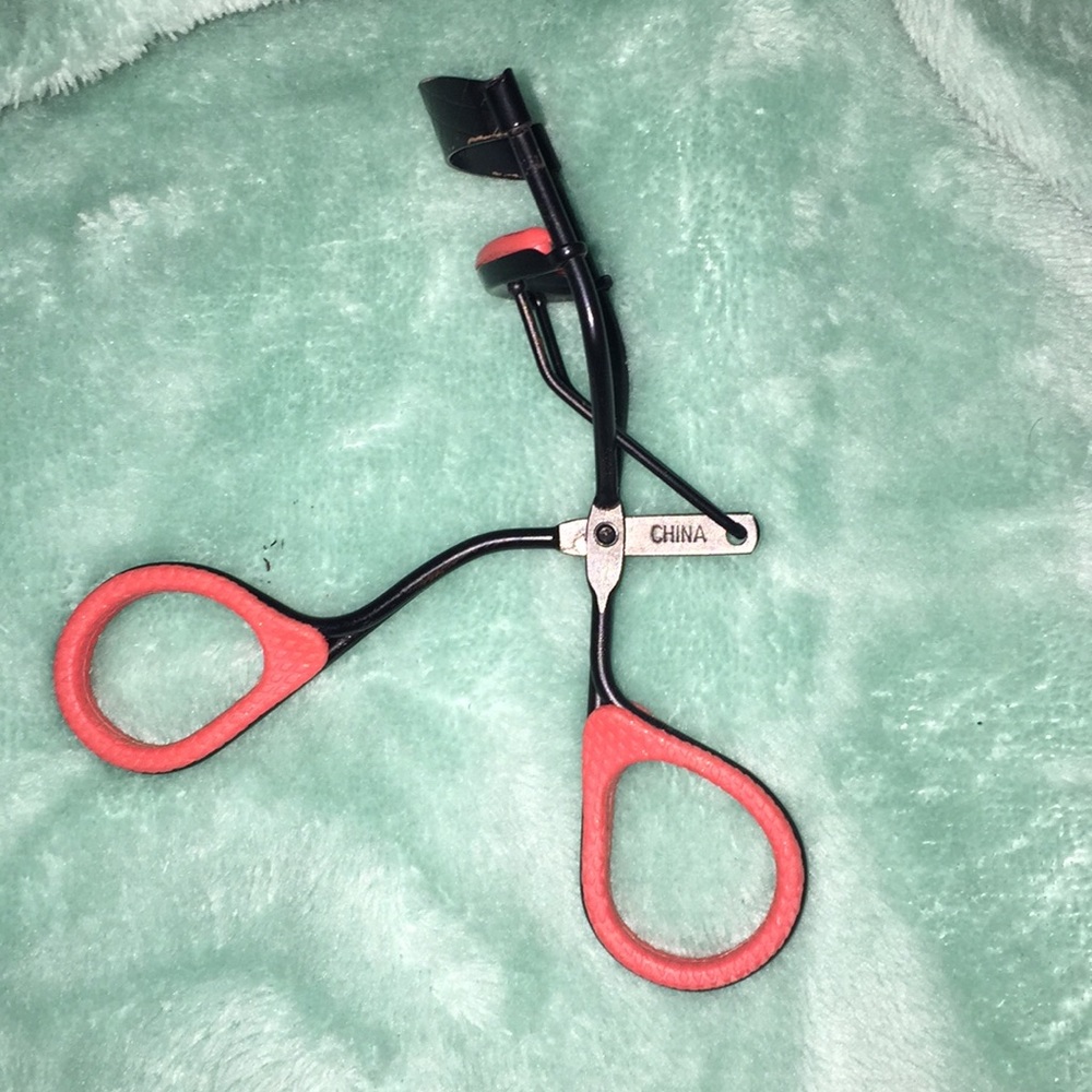 Eyelash curler